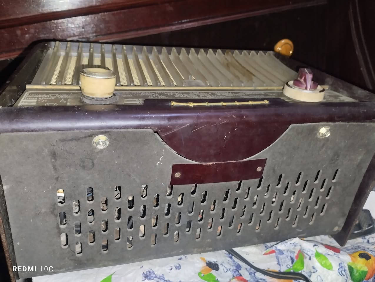 راديو فيليبس عتيق ثم تصنيعه في منتصف الخمسينات يتميز بهيكل خشبي وشبكة مكبر صوت قماشية ووجود أقراص تحكم دوارة في المقدمة


**إذا كنت صاحب هذا الإعلان وتريد حذفه لأي سبب، رجاءا أرسل رسالة إلى الدعم الفني**