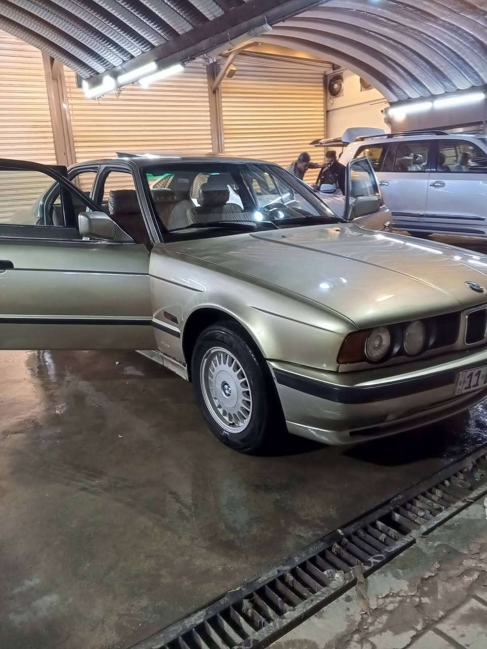 السلام عليكم بيئم 525 
الون شمباني مصبوغ عام جماليه 
مكينه مفتوح 
تبريد تدفئه شغال 
تخم تاير جديد 
باتري جديد 
السياره خير من الله ترايك وين متريد شغل وروح 
السعر 60$وبي مجال 
السياره بسمي تحويل ثاني يوم 
مكان السياره بغداد المشتل 
***********
