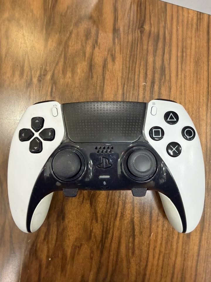 السلام عليكم اخواني سيت اب كامل للبيع مع ملحقات هواية و بليستشت ٥ 

1- 
pc RTX5060 , AMD7 5700 , ram ddr4 32GB 
سعرها (1,400,000)يجي وياها سماعة hyper x و ssd خارجي 2TB و ميز كاربون فايبر استخدام بسيط و كرسي گيمنگ كلها ماركة ARI GAMING من الفئة المتوسطة و يو بي اس power solid 2000va , 1400W
2-
سيت اب DMA هو اقوى نوع هاك موجود حالياً يتكون من البورد و قطعة ماكاو تستخدم للايمبوت و ميني pc و قطعة فيوزر ماخدها من DMA IRAQ ب ٦٥٠،٠٠٠ يمكن بوقتها حالياً طالب بيهن (300,000) و موجودين الشباب بالكروب مالهم يوفرون دعم للقطعة على مدار الساعة 
3- 
شاشة مونيتر LG curved ULTRA GEAR 1ms ماخدها من شركة طاقة قبل شهرين تقريباً ب ٦٠٠،٠٠٠ حالياً طالب بيها (300,000) 
4-
ماوس و كيبورد GRAVASTAR من افضل الكيبوردات و الماوسات الي ممكن تجربونها لا يعلى عليها ماخذها من ARI GAMING 
الماوس سعرهن يتجاوز ٥٠٠،٠٠٠ طالب بيهن (200,000) اثنينهن 

5- 
قطعة elgato 4k x ماخذها من ARI GAMING سعرها ب ٥٧٠،٠٠٠
طالب عليها (200,000)
6-
بلستشن ٥ سلم طالب بي (450,000) يجي ويا لعبة مافيا الجديدة و يدة 
7-
قطعة cronus zen تساعدك بألعاب الاونلاين بالسوني تقريباً هاك وياها سكربتات كود طالب بيها (75,000) 
8-
يدة احترافية لل سوني ٥ اصلية من شركة سوني طالب بيها (90,000) 
اخواني الأغراض كلها استخدام اقل من ٥ اشهر و اكو اقل و كلها مضمونة من الاعطال و التصليح كلها على وضع الشركة و هذي اغراضي الشخصية مو اغراض محل ولا تاجر و تركتلكم كل شغلة منين مشتريها حتى تتأكدون بنفسكم من الاسعار فرجاءً لحد يكسر بسعر شي ما يعرفه و تحياتي 
للتواصل عبر واتس اب 
***********
