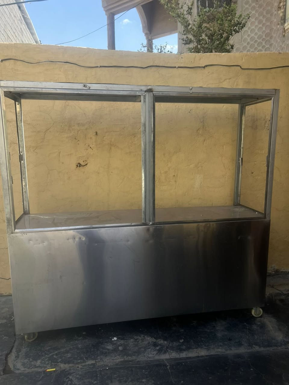 سلام عليكم اغراض مطعم للبيع مناقل كباب وعارضه وشوايه بس نقصها موطور للتواصل ***********
