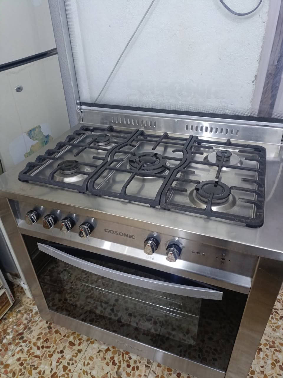طباخ ايطالي ابو خمسة مشاعل سيباية ثقيل اخو الجديد شغال ونارة كلش قوية والفرن بعده جديد ما مستخدم شرط الفحص الاتصال بلرقم واتساب موجود ***********
