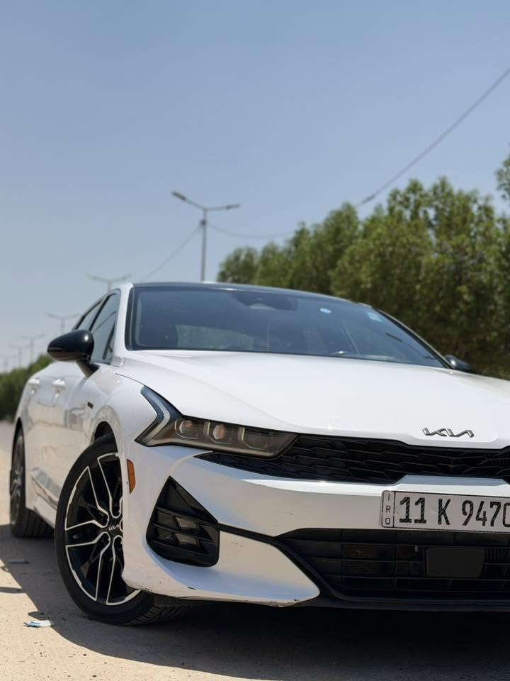 السلام عليكم
K5 GT 2500turbo 2023 
اخت الكلين 
حادثها طخة بسيطة بالجاملغ موضحة بالصور 
السيارة مختمة All black من امريكا العلامات والكتات كلهن لون اسود بلادي والمري 
داخل مشمشي 
الكشنات الامامية تدفئة وتبريد 
والخلفية ايضا بيها تدفئة 
السيارة بيها داتا شو وكلش قليل الي بيهن داتا شو 
باقي الموصفات معروفة 
السيارة رقم بغداد ب اسمي 
سنوية 2030 
مكان السيارة بابل 
السعر ٢٢٥ بيها مجال 
*********** 
***********
واتساب موجود
