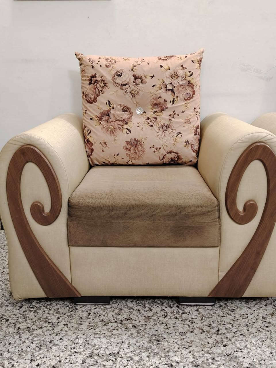 عشر مقاعد نظيف سعره 800 الدورة شارع 60 الاتصال على الرقم ***********
