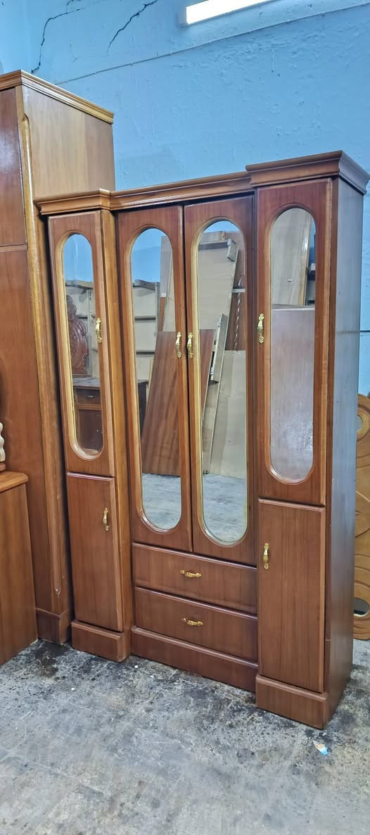 غرفة٥ باب ملحق صاج شغل ثقيل جدا نظيفة جاهزة السعر 575تواصل خاص ***********
