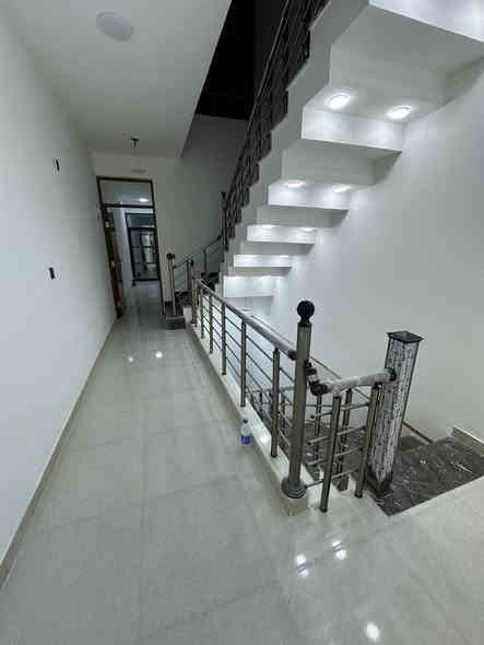 مشتمل76#للبيع واجهه3:50 " بناء حديث ￼2025 "منطقه هادئه وراقيه
يحتوي على ؛$ كراج ‏ واستقبال وحولي مطبخ حار ‏وبارد ومنور و3 غرف نوم و خدمات  طابقين
طابو ملك صرف 
الموقع: مشتمل-‏ ‏ الشعب ‏شارع الاسواق المركزية حي التجار ‏مقابيل كلية الإمام الكاظم￼￼  
____________________________________________
(#مكتب_السوداني_للوساطة_العقارية)
عنوان المكتب بغداد-الشعب - حي التجار- مجاور اعدادية بلقيس للبنات‏- @‏‏ ***********￼ متواجد ماسنجر واتساب
