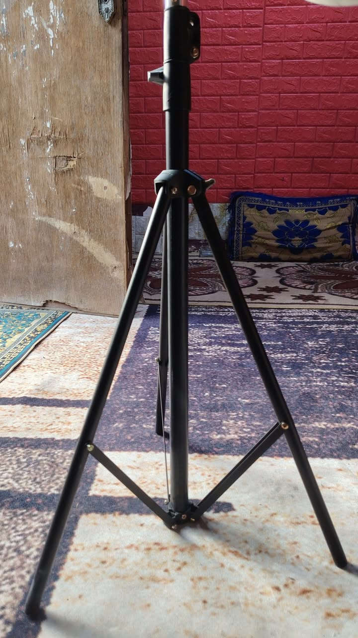 كامره نيكون 850
كامرتين نيكون 750
عدسه 140/18
بوكس سوفت كامل

***********
