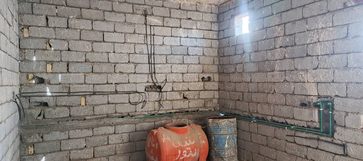 سلام عليكم بيت للبيع 200 متر واجه 10 نزال 20 غرفتين وصاله وستقبال ومطبخ وصحيات داخليه وخارجيه وممسس كهرباء وماء وملبوخ نص لبيت ستفسار ع هذه رقم ***********
