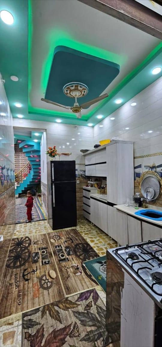 ***********
حي طارق القديم 
 بيت طابو صرف زراعي سند 25 مساحه 175 متر بناء حديث طابقين 
غرفتين نوم  5×6 صاله 7 × 6 استقبال 4 ×6 مطبخ 3×5
 ترك جانب البيت 10 متر طول 
نزال البيت 25 واجه 7  بيتونه 7×6  خدمات كامله تبليط ماء مجاري فول 
اضافه مخزن كبير داخل البيتونه صحيات 
مكان البيت حي طارق القديم قرب ابو اكرم الكصاب
 داخل الفرع قريب قريب على الشارع 
     *********** بغداد, العراق
