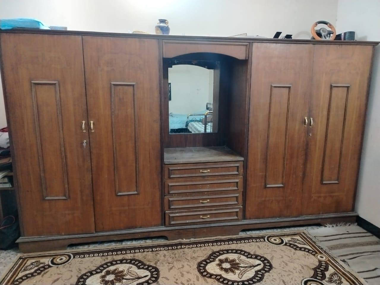 كنتور ذو اربع أبواب وميز تولايت في وسط للبيع سعر ١٥٠ الف اتصال واساب*********** عنوان بغداد الرصافة
