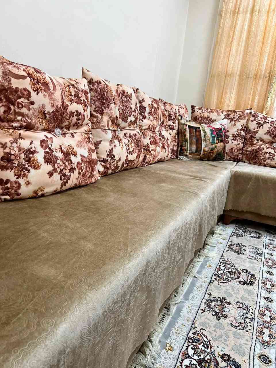 تاقم دانیشتن ١٠ نەفەری دەستکردی سلێمانی
٨٠ سم پانی / تەختەو ئیسفنجی زۆر باشی تیا بەکار هاتووە نرخی ٤٠٠ هەزارو مەجالی تیایە تەپڵەک و مێزی ناوەڕاستی لەگەڵە

***********

ناونیشان /سلێمانی

