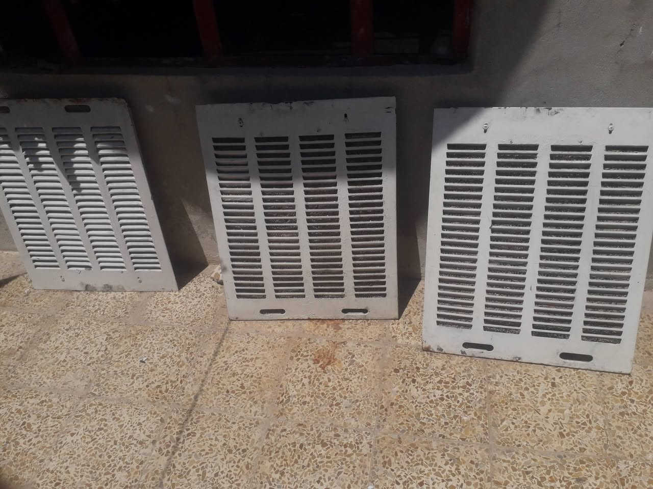 مبرده للبيع نضيفه وشغاله  السعر ٩٠ بيها مجال بصيط طكه وحده ثنين ونص ايرانيه بليت قوي الشراي يتصل ***********
أو خاص
