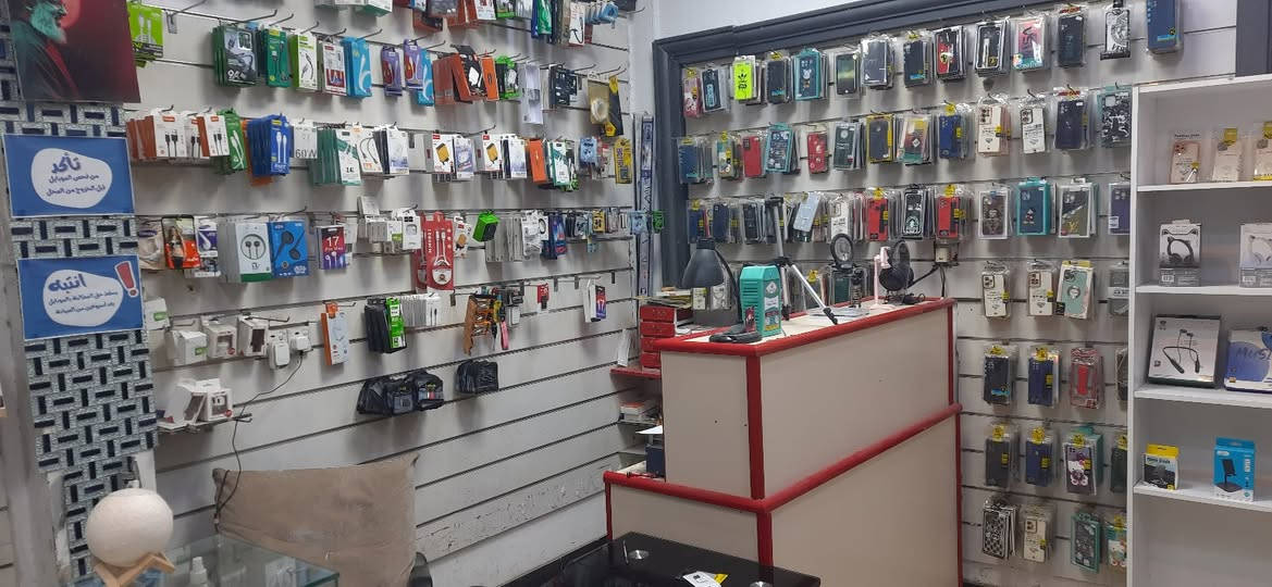 محل جاهز للبيع 
محل موبايلات (كامل مكمل) للبيع بسبب عدم التفرغ، بموقع مميز وشغال ما ينقصه أي شيء. ادخل واشتغل فوراً!

​📍 ​الناصرية - حي أريدو - فرع مستشفى القلب (موقع حيوي وحركة مستمرة).

​المحل عبارة عن محلين مقسومين بمساحة چبيرة، وجاهز بالكامل من كل النواحي:

​الديكور والأثاث: 3 رفوف 3 ميز 

​الأجهزة والالكترونيات: شاشة عرض + منظومة كاميرات مراقبة  + سبلت+ عدد صيانة  
 مسواگ كامل وجديد (ما بيه أي نقص)، يشمل كافه أنواع الملحقات لزكات شاحنات ، تحويلات حتى كيبلات نت، ماوسات، فلاشات، راوتر، وغيرها).

​+ طابعة شغالة ونظيفة 100%.

​الايجار 200 ألف دينار فقط (إيجار ثابت وممتاز بالنسبة للموقع والمساحة).

​💡 ملاحظة: المحل متعوب عليه والبيع مع كافة الأغراض والمسواگ. فرصة ذهبية للي يريد يبدأ مشروعه الخاص بدون دوخة التأسيس والمسواگ.


**إذا كنت صاحب هذا الإعلان وتريد حذفه لأي سبب، رجاءا أرسل رسالة إلى الدعم الفني**