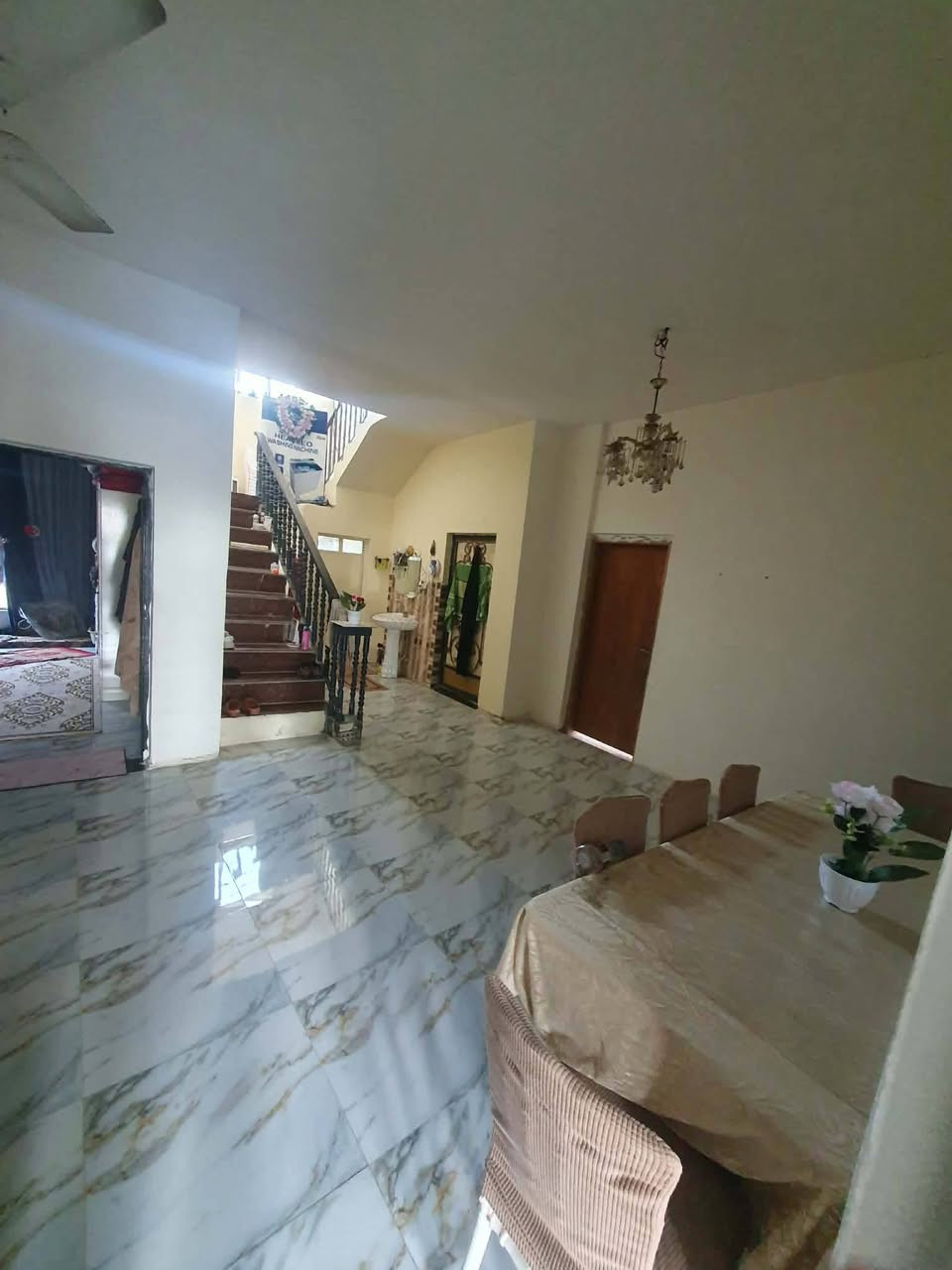 🏡 بيت للبيع - الفلوجة / الشهابي الاولى 🏡
📍 الموقع: الشهابي الاولى - يم المستوصف والمدارس
📐 المساحة الكلية: +700 متر 
📏 الواجهة: 18 متر | النزال: 48 متر
📏 الواجهة الخلفية: 11 متر
🛣️ الشارع الرئيسي: 13 متر | جانبي 9م | خلفي 9م

🏠 المواصفات:
- بيت ديوان + حديقة تابعة للديوان
- 2 دار مستقل 
- حديقة تابعة للدار الرئيسي
- 3 غرف نوم + غرفة ضيوف نساء + صالة + مطبخ + حولي
- كراج سيارة

📄 جنس العقار: طابو زراعي + وصل تطويب + وصل ماء + كهرباء

المميزات: مساحة كبيرة، موقع حيوي يم الخدمات
للتواصل واتساب: ***********

البيع مباشر والمرتسم والصور على الطبيعة 👇
