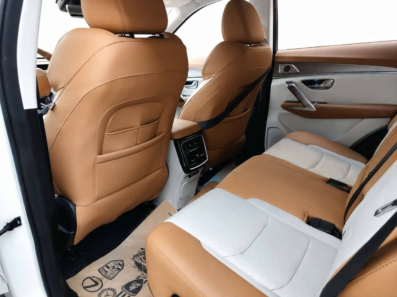 🚗 جيتور X70 بلس 2025 (Jetour X70 Plus - Luxury VIP)
**السعر المطلوب:** 20,000$ (عشرين ألف دولار)
### 📋 **معلومات السيارة الأساسية:**
* **النوع والموديل:** جيتور X70 بلس (Jetour X70 Plus)
* **الفئة:** Luxury / VIP
* **سنة الصنع:** 2025
* **الحالة:** زيرو Zero (المسافة المقطوعة: 850 كم فقط)
* **الضمان:** ضمان 10 سنوات من شركة Harlem
* **المواصفات:** خليجية
* **اللوحة:** اربيل - خصوصي
* **الحادث / الصبغ:** كلين تايتل (بدون حوادث)
* **الموقع:** الموصل
### ⚙️ **المحرك والأداء:**
* **المحرك:** 1.6T (تيربو) - 4 سلندر
* **نوع الوقود:** بنزين
* **القير:** أوتوماتيك
### 🛋️ **الراحة والمقصورة الداخلية:**
* **عدد المقاعد:** 7 مقاعد (3 صفوف)
* **الفرش:** جلد فاخر (لون أبيض للمصنع)
* **المقاعد:** تعديل كهربائي + ذاكرة حفظ وضعية المقعد + تدفئة وتبريد المقاعد
* **السقف:** سقف بانورامي
* **الإضاءة:** إنارة محيطية داخلية
* **الشحن والترفيه:** شاحن لاسلكي + أبل كاربلاي (Apple CarPlay) + أندرويد أوتو (Android Auto)
### 🛡️ **أنظمة الأمان والتكنولوجيا:**
* **الوسائد الهوائية:** 6 وسائد هوائية
* **الفرامل والثبات:** نظام مكابح ABS + التحكم الإلكتروني بالثبات + نظام التحكم على المنحدرات + فرملة الطوارئ الذكية
* **الرادار والتحذير:** رادار + مراقبة النقطة العمياء + تحذير مغادرة المسار + تحذير من الاصطدام الأمامي
* **الكاميرات والحساسات:** كاميرا 360 + كاميرا 540 + مستشعر وقوف (حساسات) + مسجل قيادة (Dashcam)
* **أنظمة القيادة:** مثبت سرعة تكيّفي (Adaptive Cruise Control) + وضعيات قيادة متعدّدة
### ✨ **المميزات الإضافية:**
* صندوق خلفي كهربائي
* بصمة تشغيل ونظام المفتاح الذكي
* مرايا جانبية كهربائية مع تدفئة
* حساس مطر
* قفل مركزي للأبواب ومسند ذراع
📞 **لللتواصل والاستفسار على الواتس اب:**
**رقم الهاتف:** ***********
