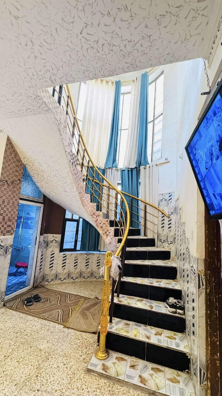 السلام عليكم  بيت طابو صرف مساحه200m طابقين فول خدمات وشارع بيه مجاري وتبليط ديشتغلون بيه 
مكانه ورديه سيف سعد نهايه شارع المركز اوطريق  ثاني قريب شارع ٣٠
السعر ٢٢٥ ومجال بسيط تواصل خاص او ع الرقم
***********
***********
