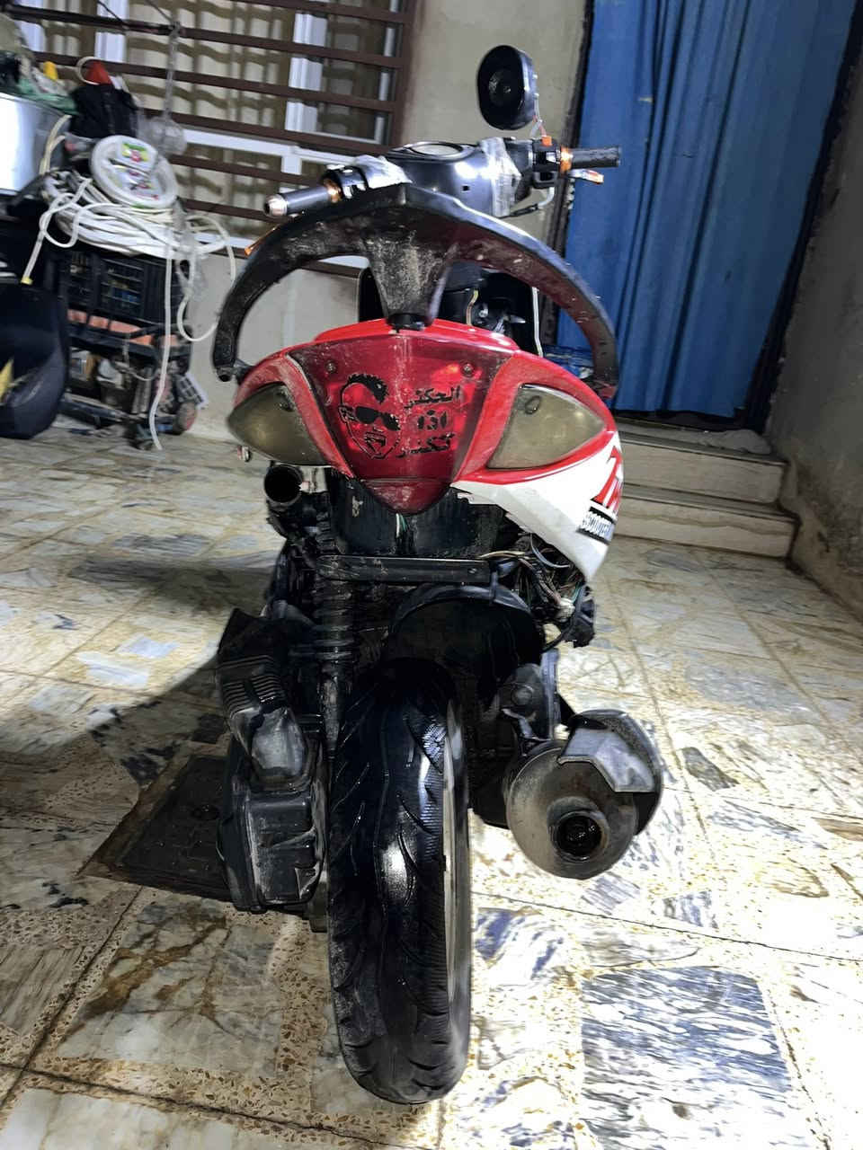 سلام عليكم ماكس مضلع صيني للبيع بسعر 200 قفل لا تدور ويايه كفرات جانبية موجود يحتاجلة لحيم امامي بل وجة ما موجود.
 واتساب ***********
