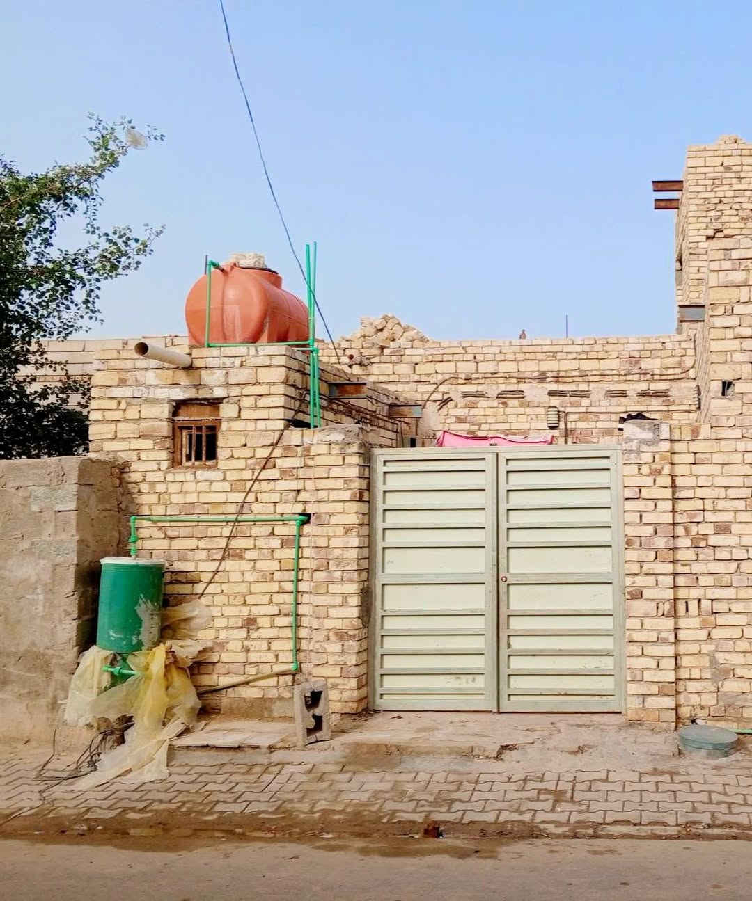 بيت للبيع طابو صرف مساحه 113 حي العسكري الصدر الثالث قرب مدرسة المسره يحتوي على  استقبال غرفه  صاله مطبخ وصحيات السعر 70 وبي مجال الاستفسار ع هذا الرقم ‏‪***********‬‏ واتساب موجود
