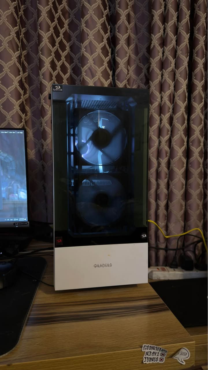 � للبيع كيس PC نظيف – استخدام شخصي 

المواصفات:

 •  CPU: Ryzen 5 5600X
 •  Motherboard: MSI X570 Pro
 •  RAM: 32GB T-Force DDR4 3600MHz (4×8GB)
 •  PSU: Gamdias 750W RGB
 •  CPU Cooler: DeepCool AG400
 •  Case: ATX أبيض

 بدون كرت شاشة
 بدون هاردات / وحدات تخزين

 الحالة:

 • شغل نظيف، بدون كسر، بدون أعطال
 • القطع أصلية وتقبل الفحص
 • مناسب للألعاب، البرمجة، التصميم، والترقية مستقبلاً
كل قطع قابلة لكسر السرعة 

 السعر:750,000دينار عراقي
 تفاوض بسيط فقط بعد الفحص

 المكان: (بغداد _حي العدل)
 التواصل: 
*********** بغداد, العراق
