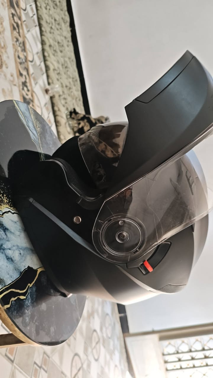 السلام عليكم
خوذه من ماركة {DFG}
مقاومه للصدمات بمعيار عالي
فچ قلاب
بيهة فتحات تهويه وبطانه صيفيه شتويه قابله للازاله والتبديل 
الخوذه جديده مصارلهة اسبوع عندي
حجم الخوذه L 
وسعر الخوذه 20 
مكاني بغداد حي الجهاد 
***********
اشتريته ب50 وما احتاجهة 😅
