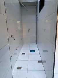 ا السلام عليكم خلفه سيراميك شغل درجه اولى متفرغ حاليا  07814004640