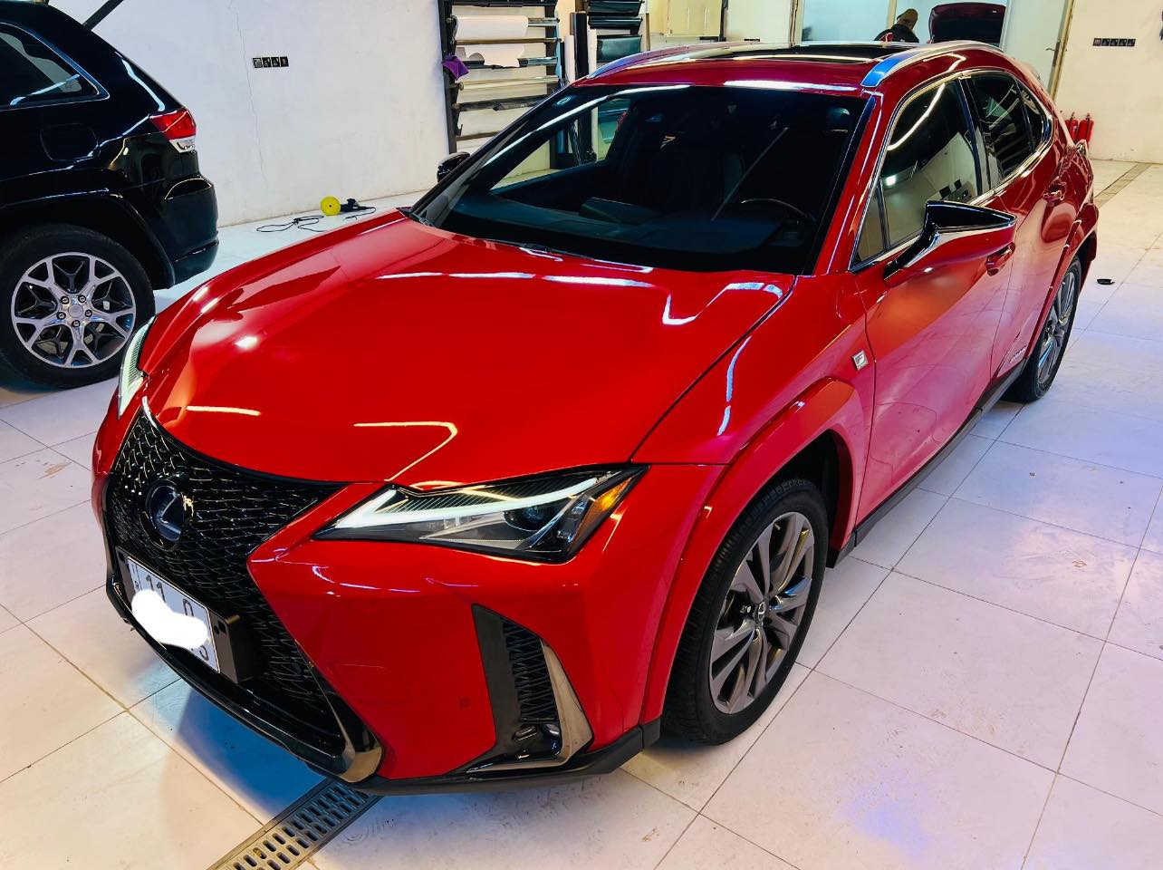 للبيع — Lexus UX 250h موديل    2022 🚘

🔥 فخامة يابانية | توفير وقود عالي جدًا | حالة ممتازة 🔥

إذا تريد سيارة نظيفة، فاخرة، واقتصادية بالبنزين وتعيش وياك سنين بدون وجع راس — هذه هي الخيار المثالي 👌

🔹 الموديل: Lexus UX 250h

🔹 السنة: 2022

🔹 الفئة: Base

🔹 المحرك: 2.0 لتر — 4 سلندر هايبرد (بنزين + كهرباء)

🔹 القوة: حوالي 181 حصان

🔹 القير: أوتوماتيك CVT ناعم جدًا

🔹 اللون: أحمر أنيق 🤍

🔹 الممشى:  (حوالي ٧٥ كم )

🌟  المواصفات:

✔ نظام هايبرد موفر للوقود — مناسب للزحام والطرق السريعة

✔ صرفية ممتازة جدًا:

 • داخل المدينة تقريبًا 1 لتر لكل 18–20 كم

 • على الطريق السريع حتى 1 لتر لكل 22 كم

✔ أنظمة أمان متكاملة Lexus Safety System+

 • رادار أمامي

 • مثبت سرعة ذكي

 • تحذير خروج عن المسار

 • نظام منع الاصطدام

✔ شاشة معلومات وترفيه

✔ تشغيل بصمة / زر

✔ مكيف قوي جدًا

✔ هدوء داخل المقصورة + عزل ممتاز

✔ مقاعد مريحة بخامات راقية

✔ سيارة مثالية للاستخدام اليومي والسفر

📦 المساحة:

🔸 5 ركاب

🔸 صندوق خلفي عملي جدًا للبيت والسفر

💎 السيارة تجمع بين الفخامة + الاعتمادية + التوفير

💎 تكاليف تشغيل منخفضة جدًا مقارنة بسيارات بنفس الفئة

💎 خيار ممتاز للمدينة والطرق الطويلة

💰 السعر: ( 217) — قابل للتفاوض بالمعقول

📞 للتواصل: (‭***********‬)
