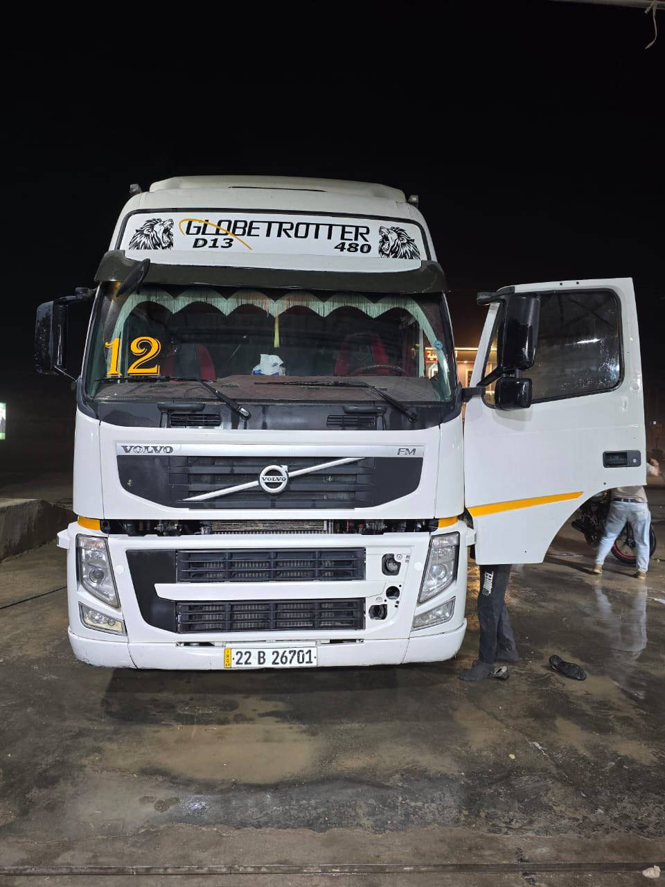 للبيع فالفو اكسل شفتات موديل ٢٠١٢اف ام مكينة ٤٨٠ تدفئة تبريد سيارة جاهزة للشغل خير من الله *********** مكلف بل نشر
