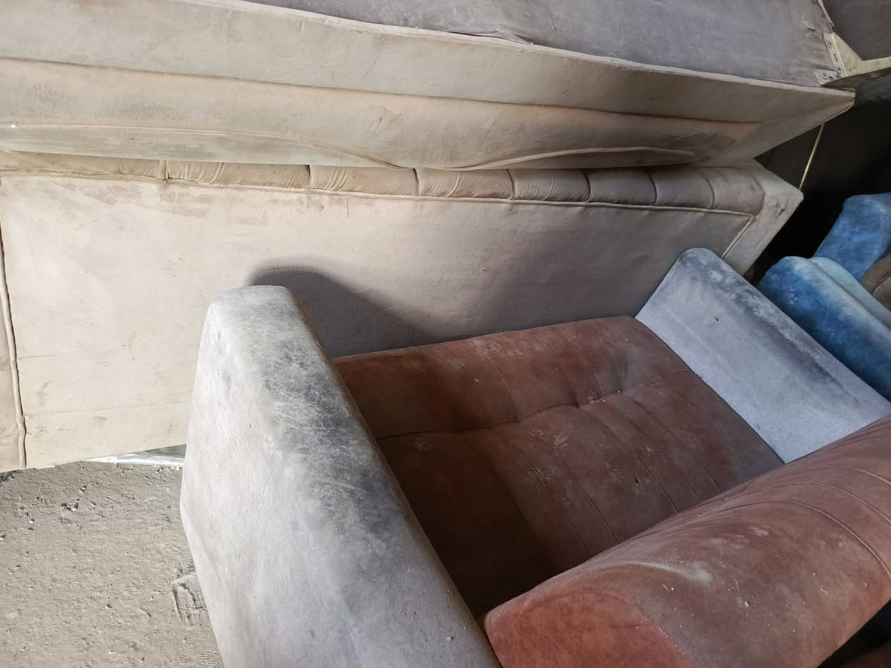 السلام عليكم كرويتات  9 وكراسي 9 مال كوفي رادلهن بس تنضيف فقط للبيع ***********
