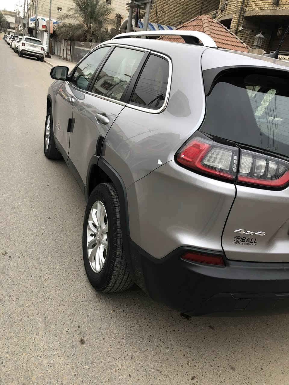 بيع مستعجل جيب بزوني لاتثيود فور ويل يعني دفع رباعي موديل ٢٠١٩ باسمي ماشيه ٨٥ باسمي سنويه ورقم جديد حادثها موضح بالصوره امامكم حادث قطعتين صبغ فقط بنيد وجاملغ سايق وصورناها هم موضح بالصوره امامكم محرك ٢٤٠٠ يعني ٤سلندر سياره كامله مكمله وجاهزه والسعر فقط ب١٢٦$ورقه وبيها مجال بسيط جدا مكان السياره موجود بالعماره محافظه ميسان اللي يحب يراسل اويخابر عالرقم *********** كلشي واضح كدامكم بالمنشور صونار ايضا وحتى كلوب سيرفس طافي بيها اقرا منشور كلش زين قبل لا تخابر وايضا يرهم مراوس بسياره كوينكس
