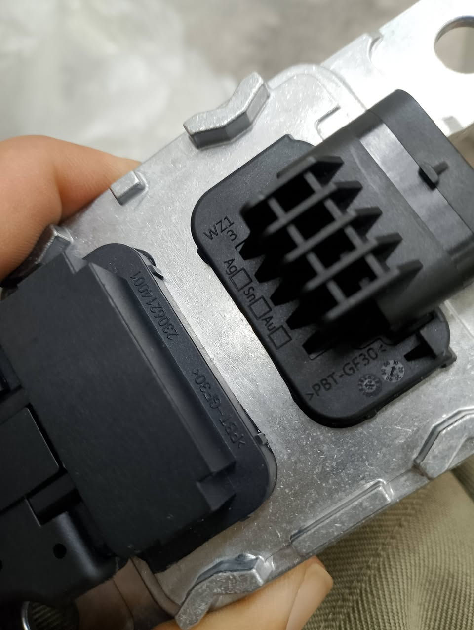 للبيع 
حساس نوز (NOx Sensor) أصلي لمجموعة فولكس واجن
​التفاصيل:
​النوع: حساس نوز (NOx Sensor) مع العقل الخاص به.
​رقم القطعة (Part Number): 04L 907 805 BH.
​الحالة: نظيف جداً (أصلي بلاد).
​السيارات المناسبة: يشد على سيارات (VW, Audi, Skoda, Seat) المحركات الديزل (TDI) موديلات ٢٠١٦ فما فوق.
​الموديلات: (Golf, Passat, Tiguan, Audi A3/A4) وغيرها من فئة يورو 6 (Euro 6).


**إذا كنت صاحب هذا الإعلان وتريد حذفه لأي سبب، رجاءا أرسل رسالة إلى الدعم الفني**