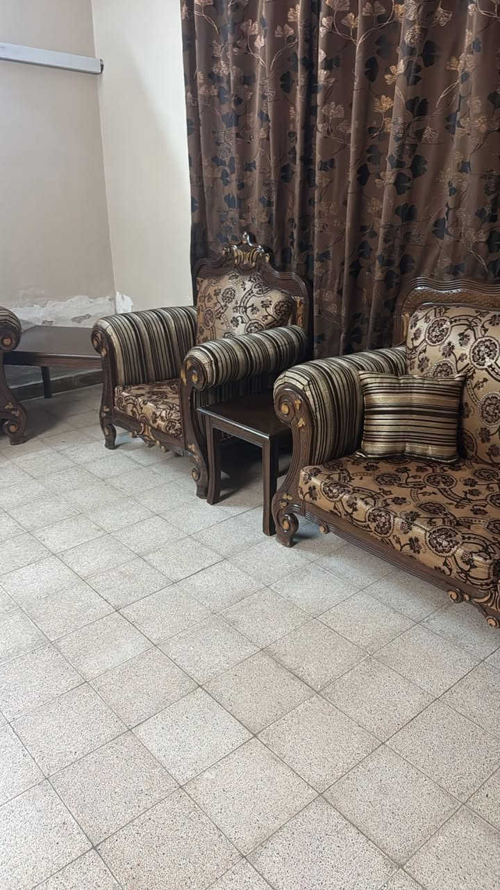 تخم 10 مقاعد مستعمل مع تخم طبلات 4 صغيرة 1 كبيرة مع منضد فراشات للبيع بغداد الطالبية موبايل *********** يوجد واتساب
