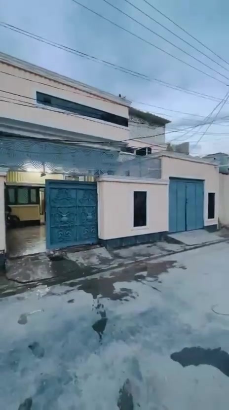 السلام عليكم دار للببيع مساحه220يتكون من كراج سياره +محل+ استقبال كبيره +مطبخ+صاله+اربع غرف نوم 2جوه و 2فوك+صاله فوك +محميه موضحه بلفيديو +صحيات السعر110مليون قابل للتفاوض+للستفار *********** الموقع بهرز حي صدام كاع علي سحاق
