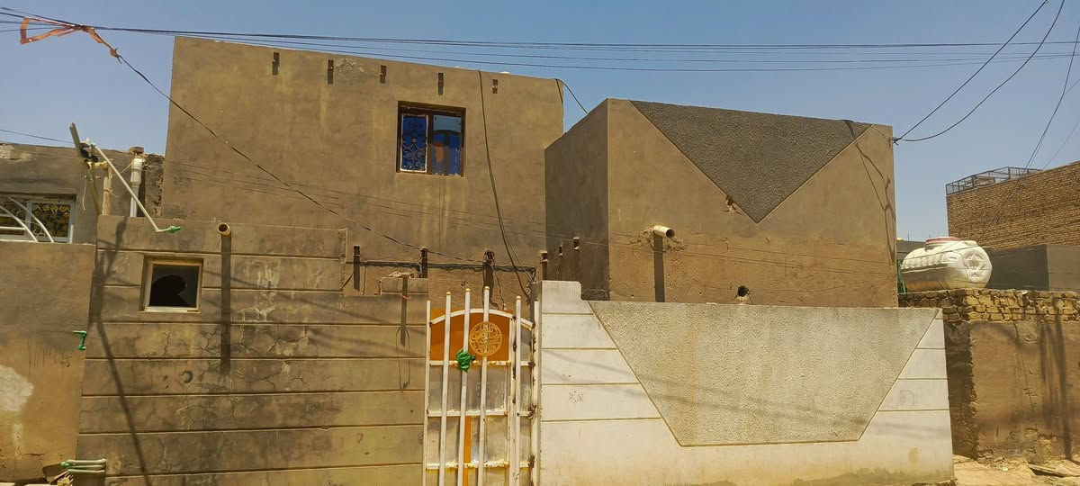 بيت للايجار ديوانيه حي العسكري شارع ستين خلف جامع ام البنين براني  ومطبخ  +ملحق صحيات وحمام خارجي  وغرفه وصاله وممر خلفي ومخزن طابق ثاني وسطح مساحه 100متر واستفسار على هاذة ارقم واتساب واتصال ***********
