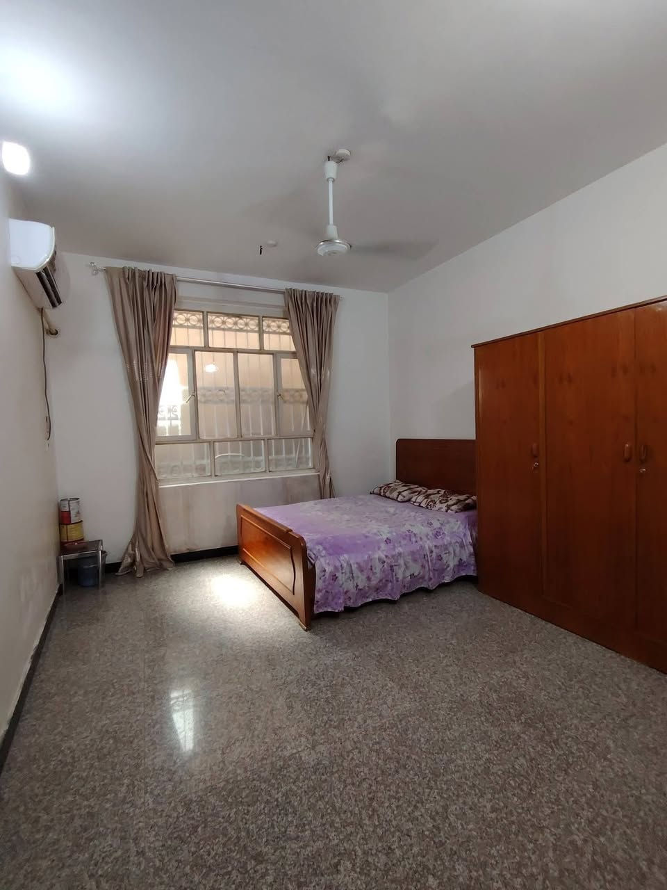 السلام عليكم بيت للبيع طابو زراعي سند 25المساحه 200م طابق واحد يتكون من كراج سيارة +حديقه صغيره غرف نوم عدد2+مطبخ +كلدور وصاله +مجمع صحيات داخلي وخارجي العنوان نادر الثانيه الشارع الخدمي فرع الجوادين للتواصل ***********
