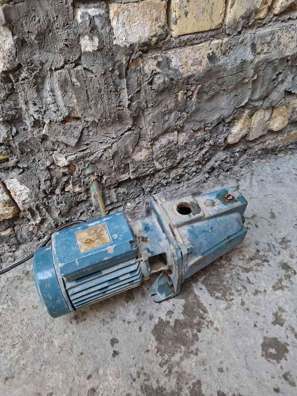 عندي هاذء الماطور ماء البيع مامفتوح ابلادي بس متروك اومايفتر بس ايون من اشغله هسه اريد ابيعه 50 الف بي مجال ماعرف حجمه اشكد جنت شاده البيت اوجبت اصغر منه وريد ابيعه 50 الف بي مجال اكو توصيل ابكروه الخاص مغلق 🔐 واتساب او انتصال *********** المكان بغداد الغزاليه الهياكل
