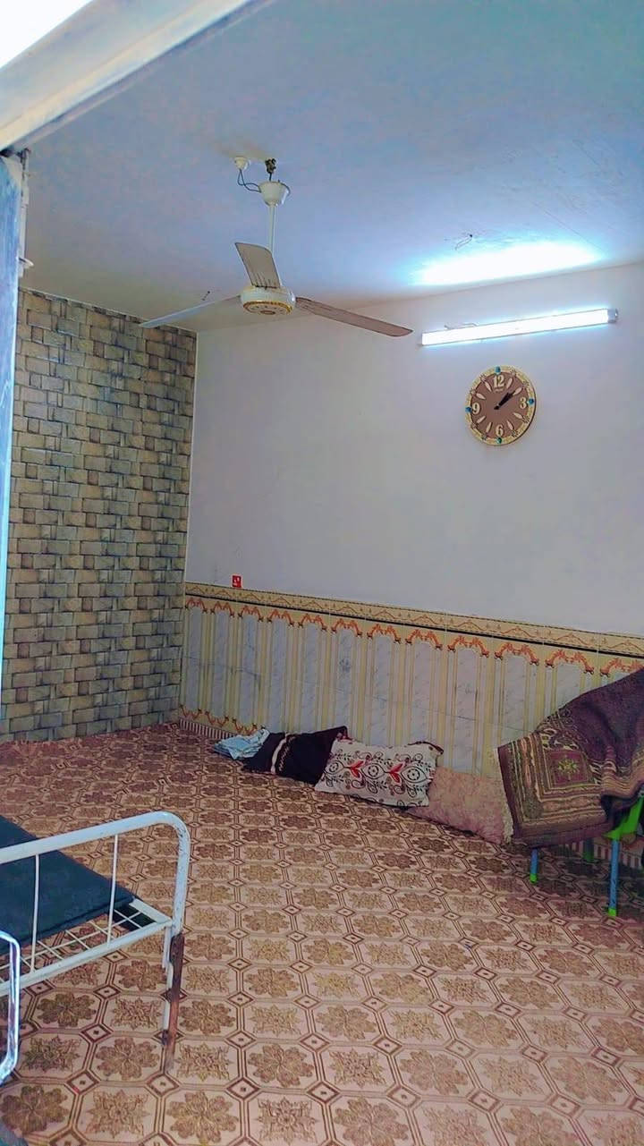 الشراي يدخل خاص فقط
ولحد يصير فهيم ويكلي ينكص ما مشمول بلكص لئن مو عل مشروع سادس فرع عن المشروع✅🚫

بيت طابو زراعي نظيف 
خلف حي الحضاره مباشرتاً 

مساحه 110 عكاده بناء استقبال 4×5
وصاله ومطبخ وغرفه وتركين 
+ صحيات خارجيه وحمام داخلي مرقم من دوله بي
مي وكهرباء ومجاري 

للاستفسار اتصلو 
***********
السعر 35 بي مجال بسيط
