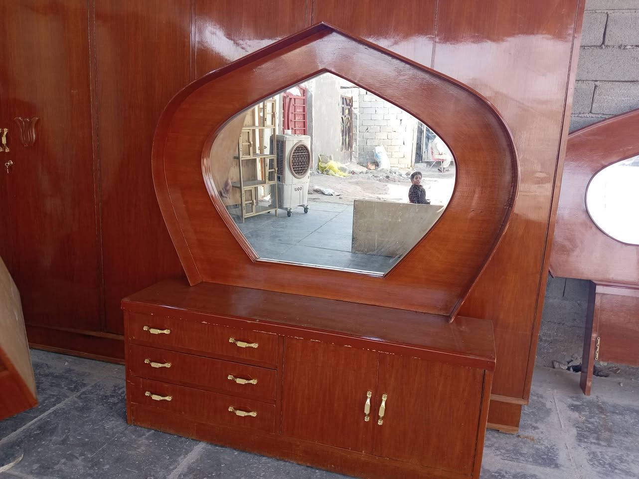 السلام عليكم غرفه ام 6 صاج داخل خارج مقطع من الداخل لسعر 425 غرفه كامله اي نقص مابيهه اكو خدمه توصيل بكروه رقم الهاتف ***********
