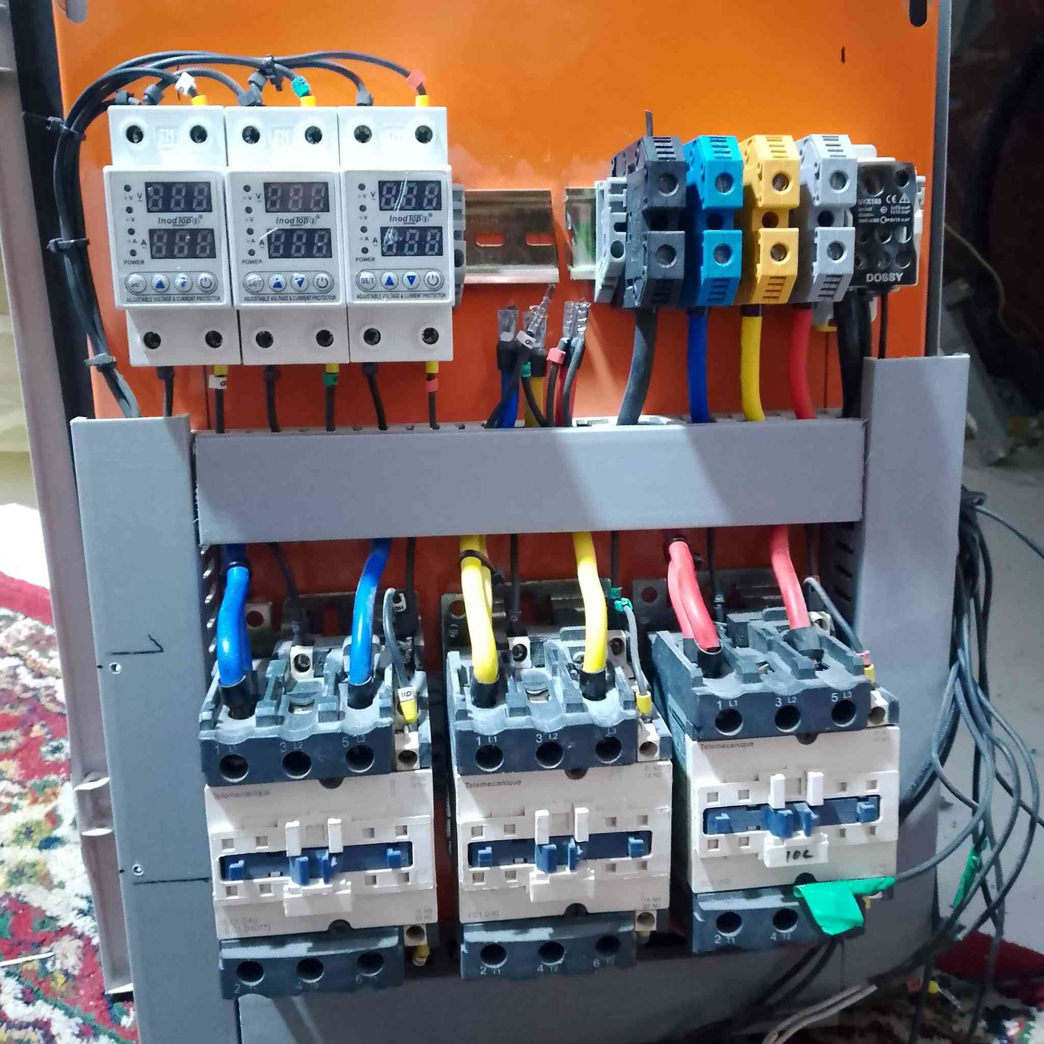 بورد للبيع 
قياساته 50* 40 
جوزه حمايه جدد  عدد 3 
كونتكتر شنايدر عدد 3.       40 A
كونكترات عدد 5 
حجم الكيبل   25 ملم 
للعلم كل الغراض البيه شغاله 

*********** وتساب
