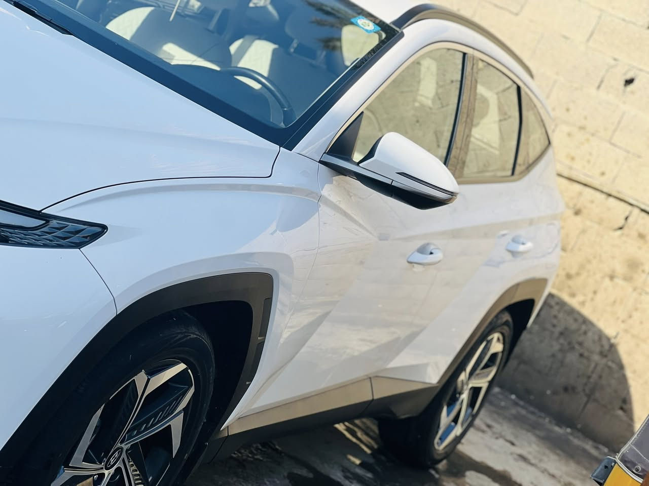 (للبيع )
السلام عليكم شباب .

عندي توسان مديل 2023 خليجي لون ابيض

 كفاله عامه . صبغ ضربه تبديل بارد حالوب مكفول من الرواجز،

طخه بسيطه باب الصدر ممسويها

مواصفات :

.بصمه 

.ويل كب 19 

.كشن جلد بلاد كهرباء

.داخل ابيض 

.تخم تاير جديد سبير منازل 

.حداده محرك گير تبريد مكفول 

.مكينه 2000 دوش

.عداد 52 كم 

.رقم انكليزي بغداد 

.هزه جديد 

.السياره بأسمي 

،،،،السعر 220 $ وبيها مجال 

عنوان بغداد الشعب 

(***********)
