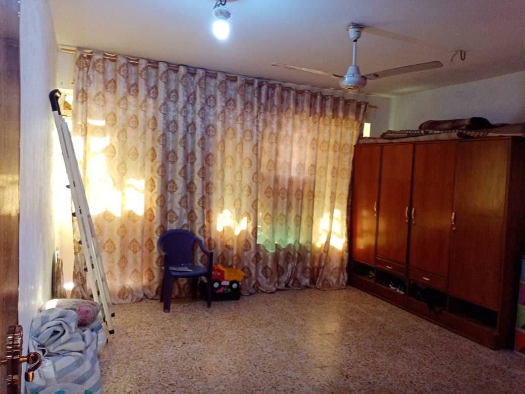 السلام عليكم
 بيت للبيع منطقة الشعب حي الكوثر قرب ساحة علاء نجف مساحة البيت 100متر عرض 5*20 يتكون الطابق الاول من استقبال وحولي ومطبخ مفتوح وغرفة نوم وحمام بالإضافة إلى حمام خارجي والطابق الثاني غرفة نوم وغرفة نوم  سويت يعني غرفتين نوم  وحولي والطابق الثالث بيتونة وسطحين شتايكر المنطقه كامله خدماتها سعر البيت ٩٠ مليون وبي مجال للاستفسار اتصال على الرقم ***********
