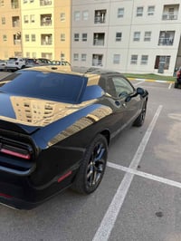 للبيع جالنجر 2023 sxt بلاك توب قطعتين صبغ جاملغ امامي وخلفي  السيارة م...