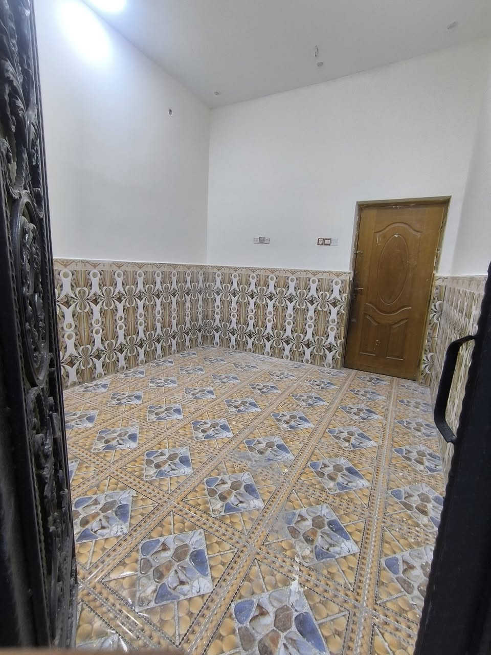 ✨ بيت حديث موقع مميز للإيجار – القبلة / الـ4 آلاف ✨
🏡 فرصة مميزة للعوائل الباحثة عن الراحة والهدوء في موقع حيوي قريب من جميع الخدمات.

📐 مساحة العقار: 100م² طابو صرف

🏠 البناء: حديث (طابوق)

🏢 عدد الطوابق: طابقان

🔹 الطابق الأرضي:

• غرفة نوم

• غرفة استقبال

• هول

• مطبخ

• منور

• حمام داخلي

• حمام خارجي

🔹 الطابق الثاني:

• غرفة نوم

• هول كبير متعدد الاستخدامات

• بلكونة

• ترك (سطح صغير) مناسب لجلسة عائلية أو مساحة خضراء للشواء والاستراحة

📍 مميزات الموقع:

✅ يبعد 100 متر فقط عن الشارع الرئيسي المؤدي إلى جسر المعارض وصناعية حمدان

✅ توفر كافة الخدمات (مدارس حكومية، أسواق، افران، صيدلية)

✅ منطقة هادئة وآمنة ومخدومة بالكامل

💎 بيت عملي بموقع ممتاز يلبي احتياجات العائلة اليومية ويوفر سهولة الوصول إلى جميع الخدمات.

📞 للاستفسار والمعاينة:

المالك: ***********
