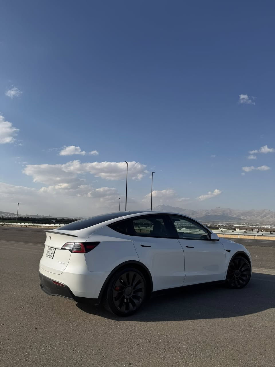 Tesla Y dual motor Performance
سيارة بيرفورمنس ١/٤ من العراق 
لون أبيض و داخل ابيض موديل 2023  اونلاین سيارة داخل بكلين فقط  بي  قطع تين  كارت  كولش اصغير  بل بونيت  بعنك  ماتشوف مكان  كارت بس  بل سونر  يبين   دزيتلك  صوره  مكان مال كارت.  0-100Km  ٣.٥ ثواني
وياله أوبر تورباين - تايرات ميشلن ٢١  فلنجه كاربون سيراميك - سبويلر كاربون ماشية ٣٨ ألف ميل
سعر 259 ورقة و بيها مجال 
رقم شانسي 7SAYGDEF4PF871940
*********** مكان سليمانية
