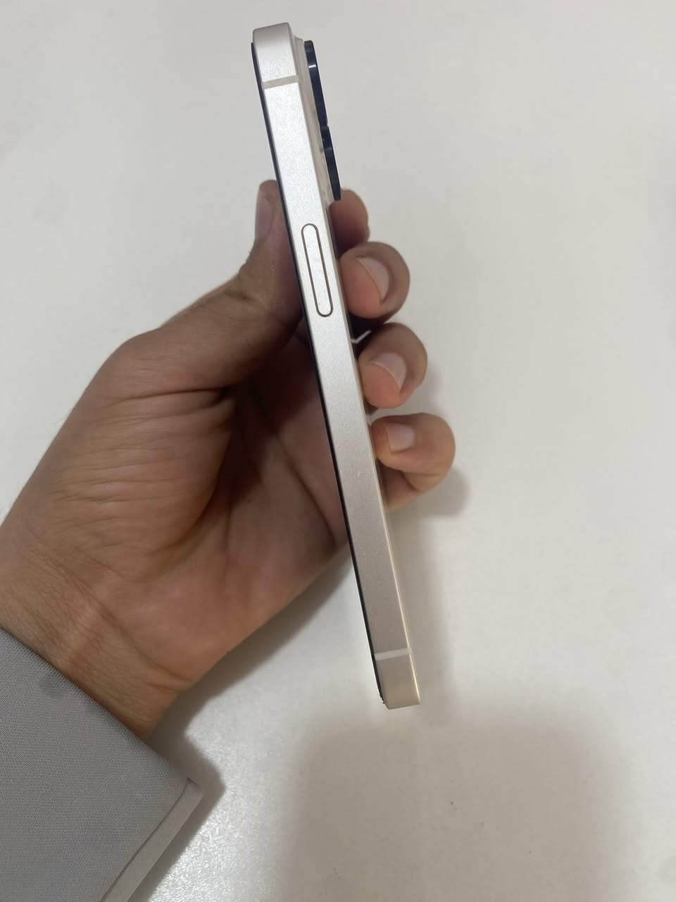 السلام عليكم آيفون 14 عادي لون ونضافة كما موضح بل صورة مبدل بطارية مال وكالة اصلية وتر بروف حالياً بطاريته 89 شحن انسا ذاكرة 128  سعرة 475الي يحب يأخذك يتصل على رقم ***********
