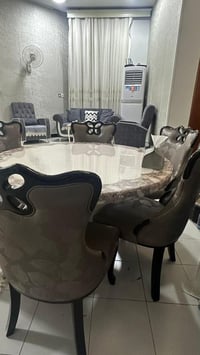 ميز دوار مع ٦ كراسي مرمر ثقيل نظيف جدا السعر ٤٥٠ مع مجال بسيط  بيع مست...