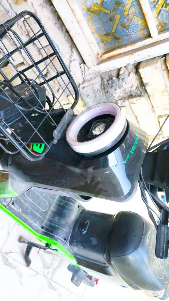 السلام عليكم دراجه شحن r9 للبيع والله العظيم دراجه نضيفه ومابيه اي عطل 5بطاريات جدد تمشي اربع سرعات ويجي وياه بصمه +سويج وبيه بلوتوث نقص بيه بس البريك الخلفي السعر 380 وبيها مجال العنوان مدينه الصدر قطاع 12 الرقم الهاتف ***********
