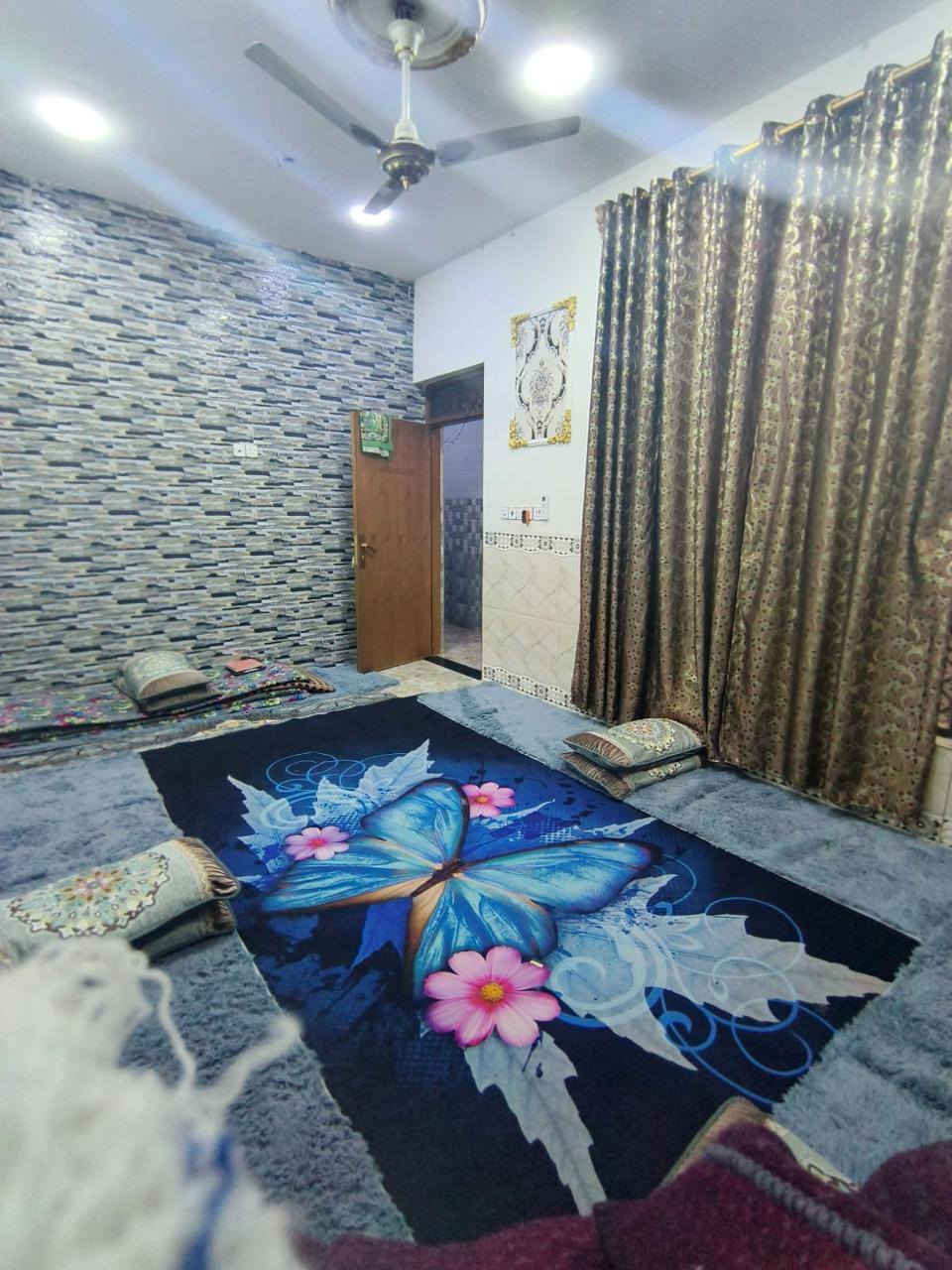 #عرض_للـبـيـع 
دار سكن للبيع مساحته مساحته 100م واجه( 5م *20 م ) بناء حديث طابوق 🧱 
يحتوي على مدخلين غرفه خطار ومطبخ وحولي وغرفة نوم وصحيات والطابق الثاني غير كامل وغير مسقف 
رقم القطعه 21/ 1198 مقاطعة 10/ هور الباشا
السعر  / 75 مليون وبيه مجال بسيط
العنوان/ بغداد-أبو غريب - النصر والسلام- الحصوه الاولى قرب مدرسة الضحى خلف ميثاق أبو الدهن
للأستفسار اكثر يرجى الاتصال على الارقام التاليه :
 *********** أتصال + واتساب
 *********** اتصال
مكتب الديار للوساطه العقارية
