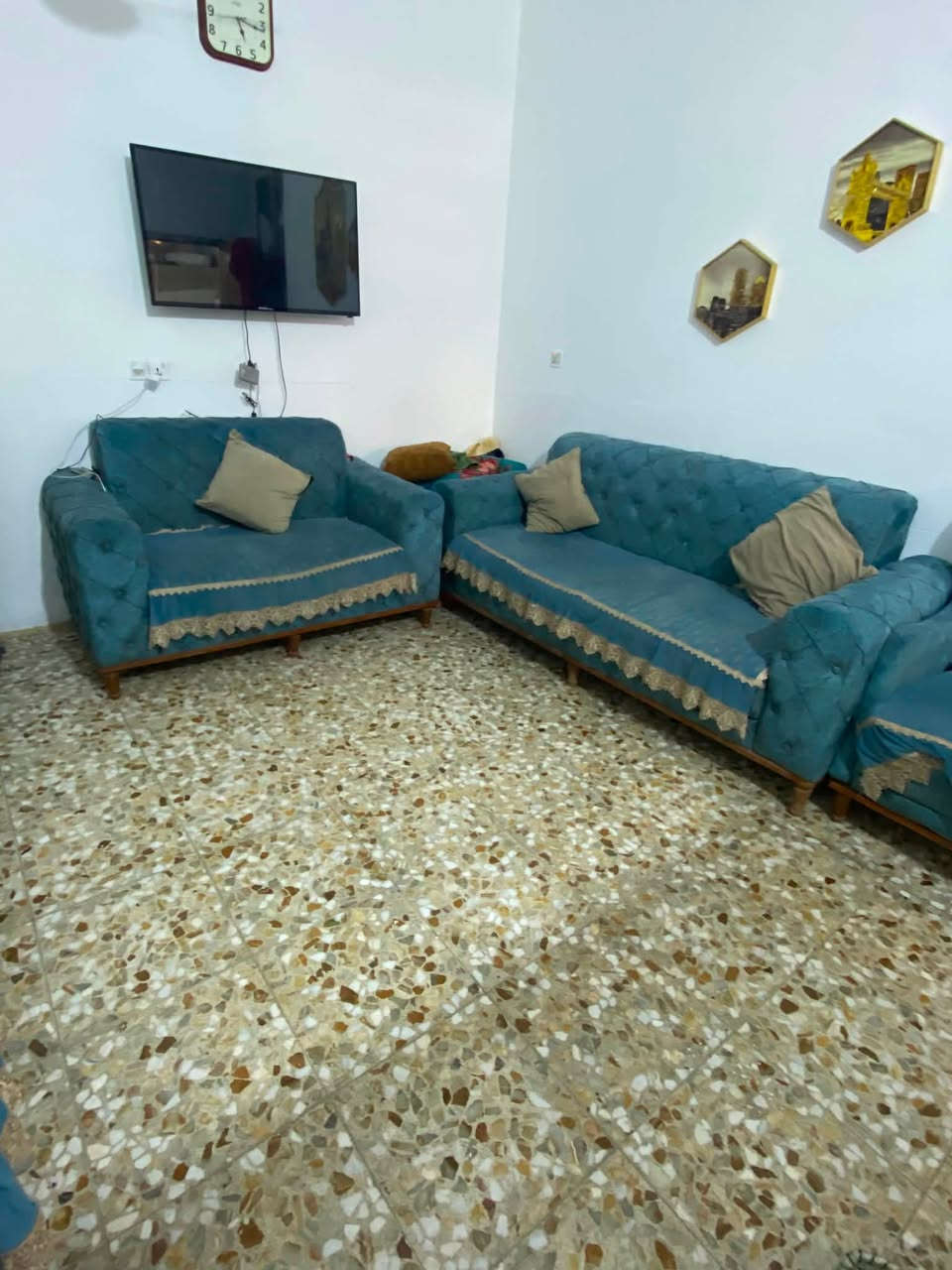 خمس قطع نضيف تفصال درجه اوله مكان الغزاليه ***********.    سعر ٤٥٠ وبي مجال
