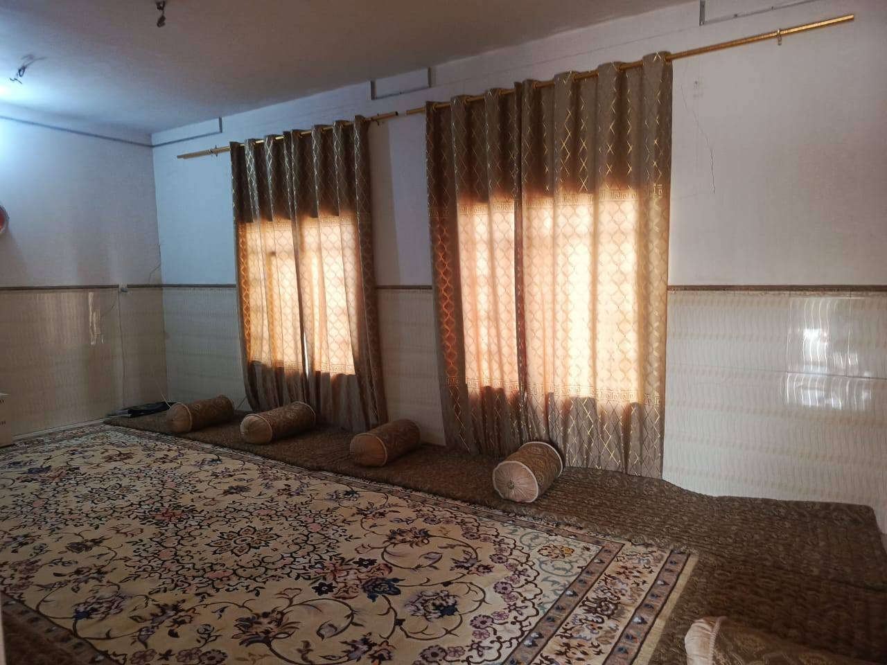 السلام عليكم بيت للبيع يحتوي على غرفتين نوم واسقبال وهول وصاله ومطبخ حمامات خارجيه وداخليه ومساحه الارض ١٠٠٠ م يقع قبل سيطره دخول العلم من اتجاه تكريت حي السلام مقابيل المجسر السعر المطلوب ٥٨ مليون ٠(***********)📲
