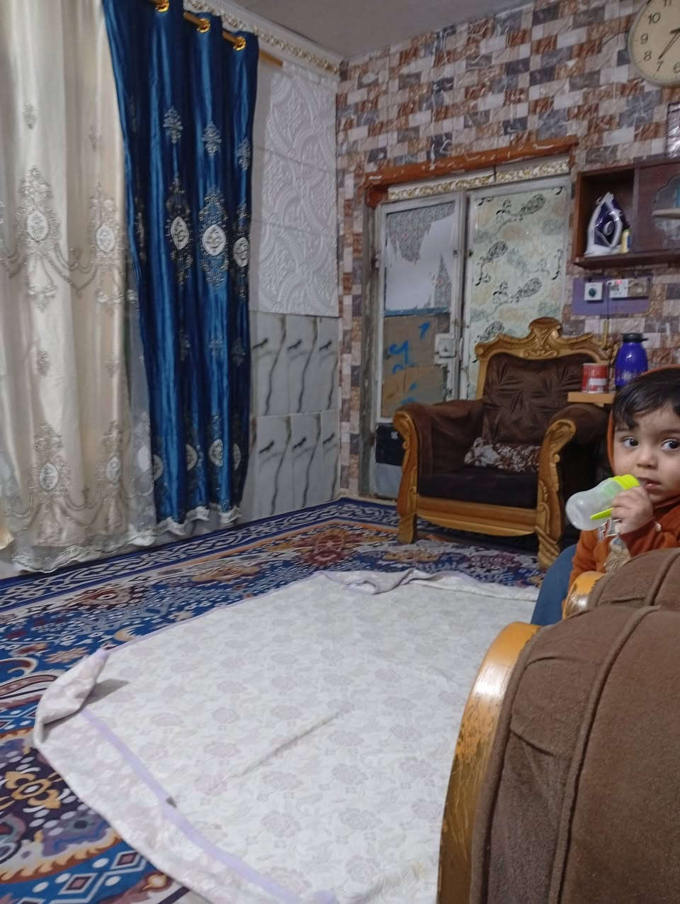 السلام عليكم بيت للبيع المساحه 107 غرفة وهول واستقبال وصحيات حي الحرية قرب الرايه للا الاتصال على الرقم ***********
