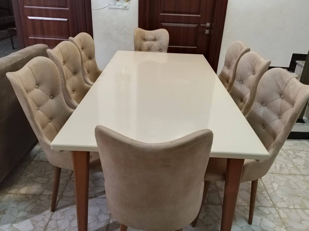 ميز طعام يتكون من 6كراسي
ميز طعام تركي نضيف أخو جديد مابيه اي ضرر سعره خاص 
تواصل هنا ***********
